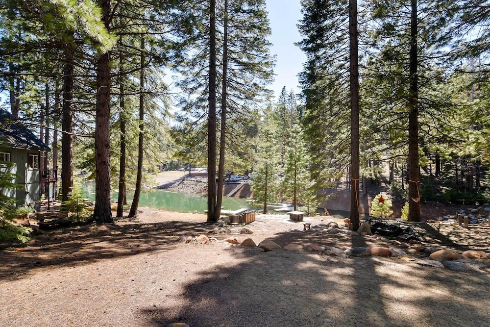 Updated Lake Almanor Retreat w/ Patio & Grill!
