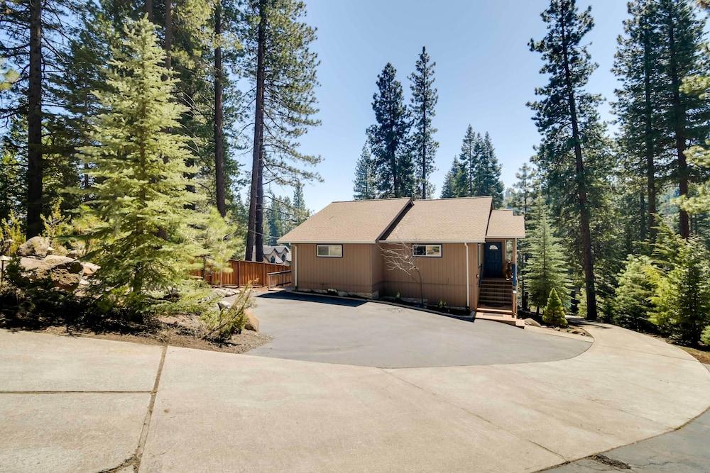 Updated Lake Almanor Retreat w/ Patio & Grill!