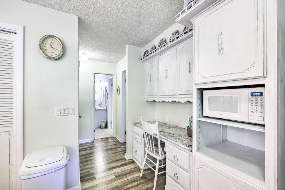 Furnished Deck w/ Views: Hot Springs Cottage