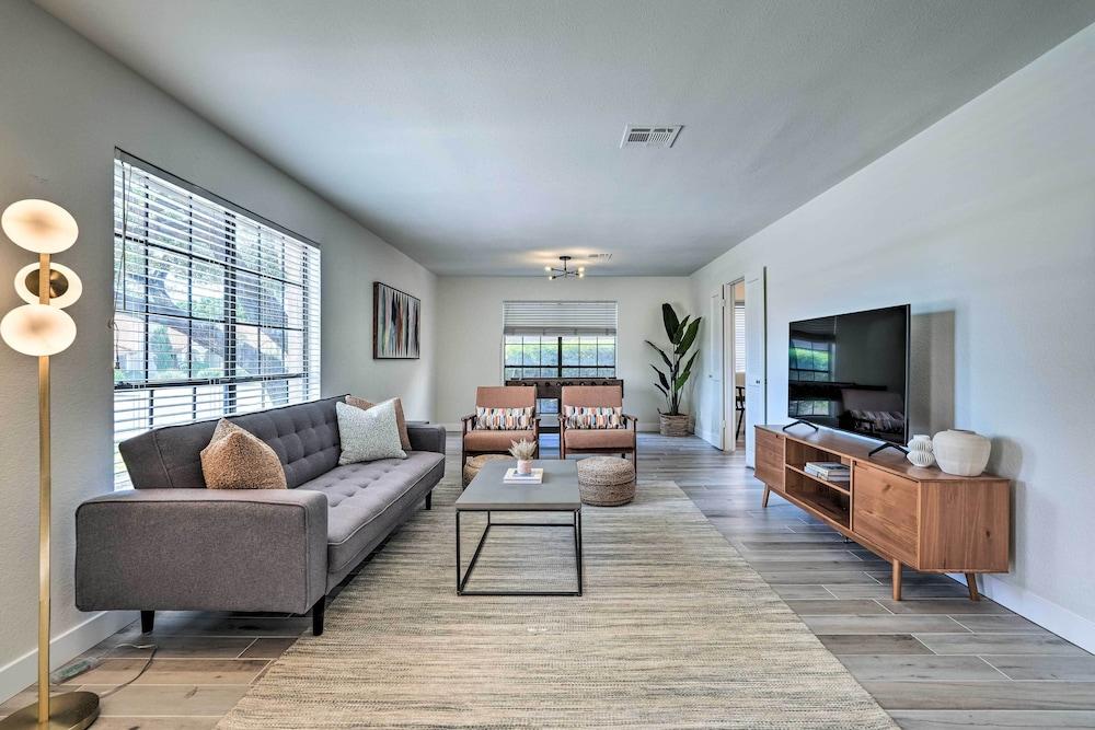 Private Pool, Gas Grill: Chic Glendale Home!