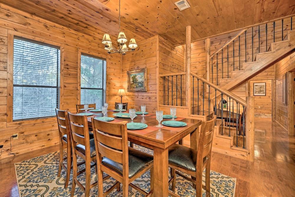 Broken Bow Cabin w/ Deck, Hot Tub & Fire Pit!