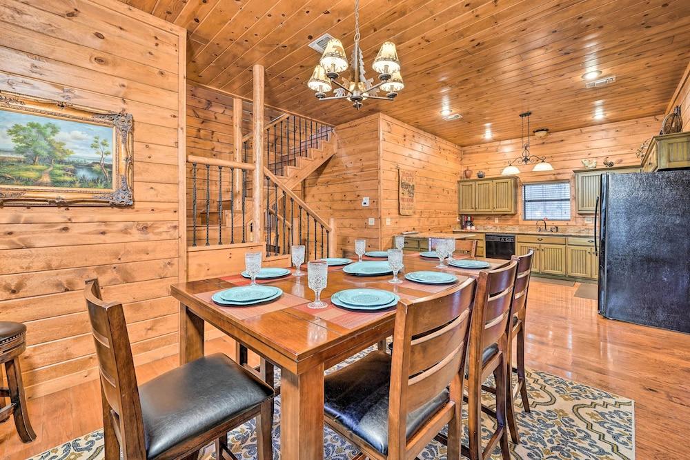 Broken Bow Cabin w/ Deck, Hot Tub & Fire Pit!