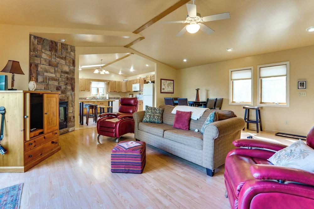 Deep Creek Lake Townhome w/ Deck & Water Views