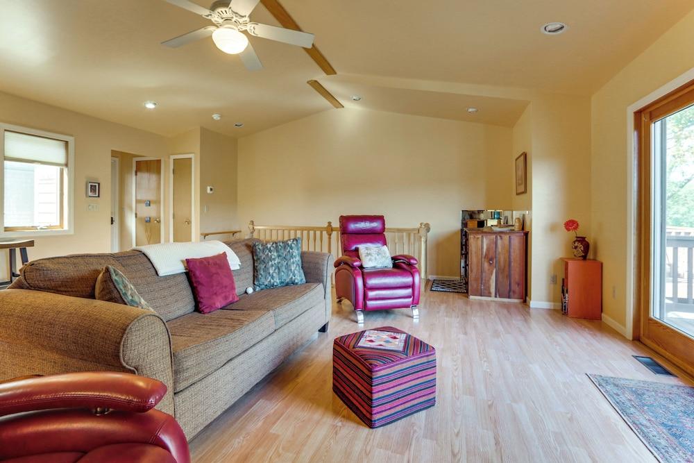 Deep Creek Lake Townhome w/ Deck & Water Views