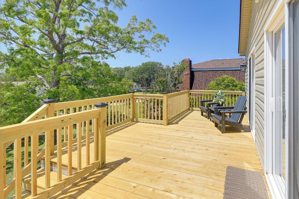Waterfront Crystal Coast Vacation Rental w/ Deck!