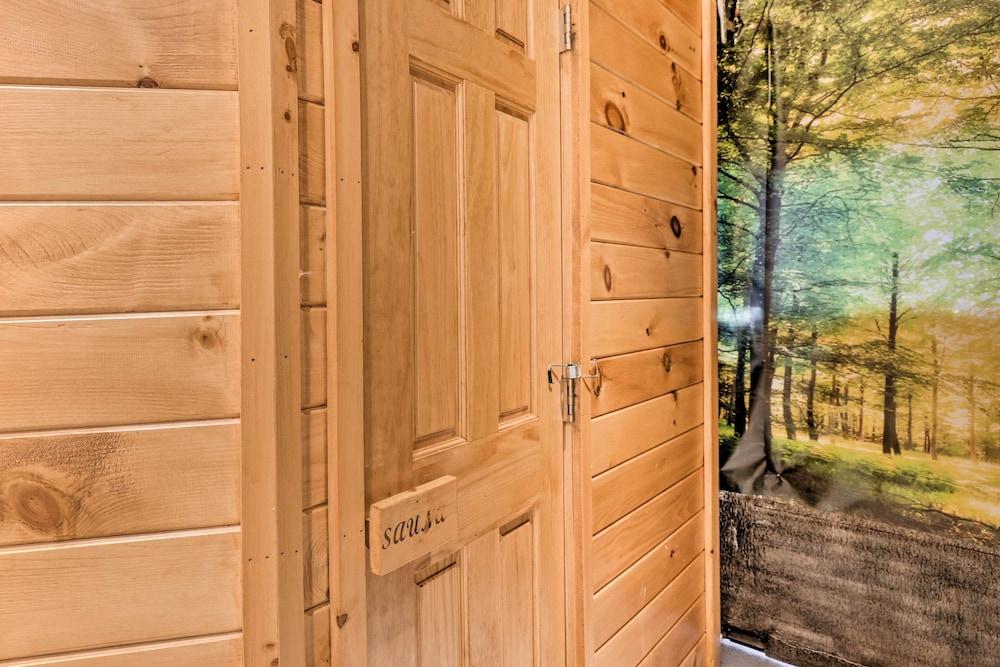 Poconos Cottage w/ Sauna ~ 10 Mi to Camelback!