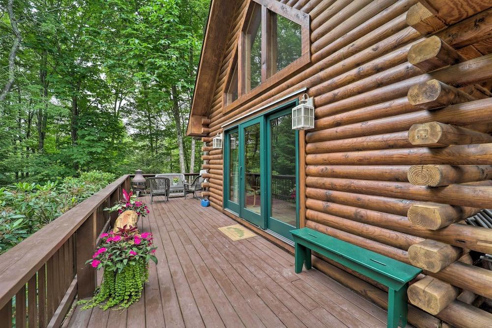 2 Decks & Fire Pit: Scenic Beech Mountain Retreat!
