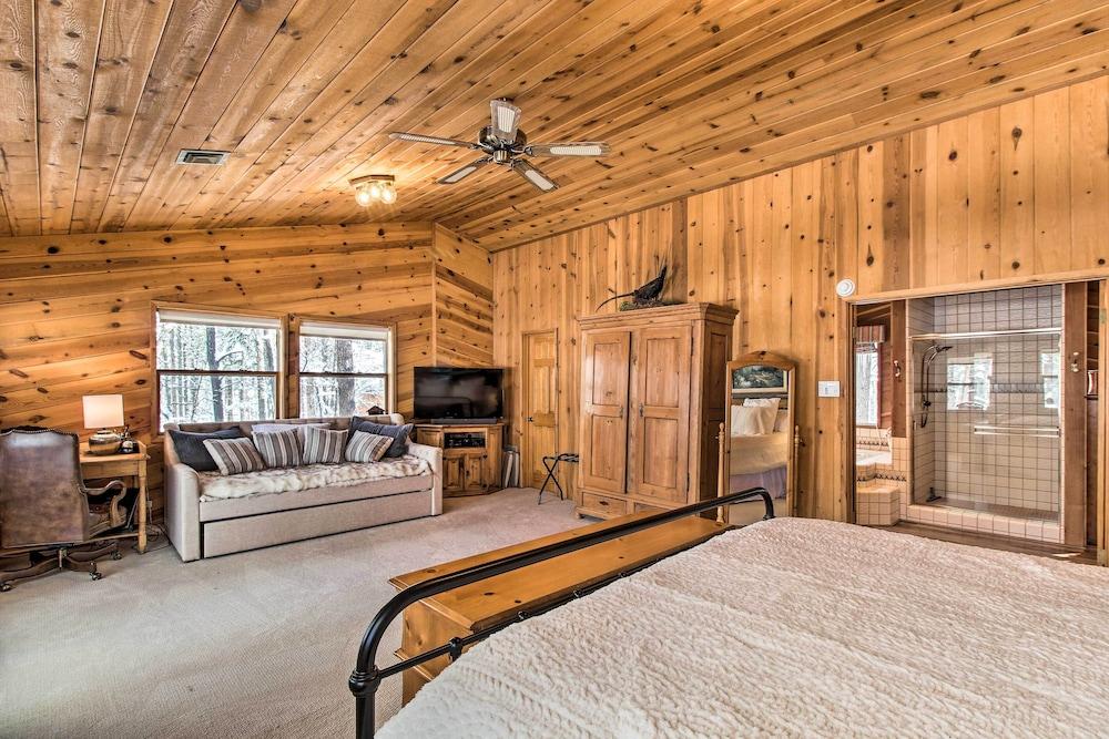 Pinetop Cabin w/ Golf Course Patio on 8th Green!