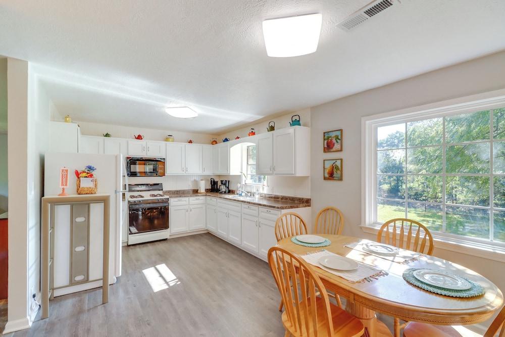 'the Old Parsonage' Pindall House w/ Patio!