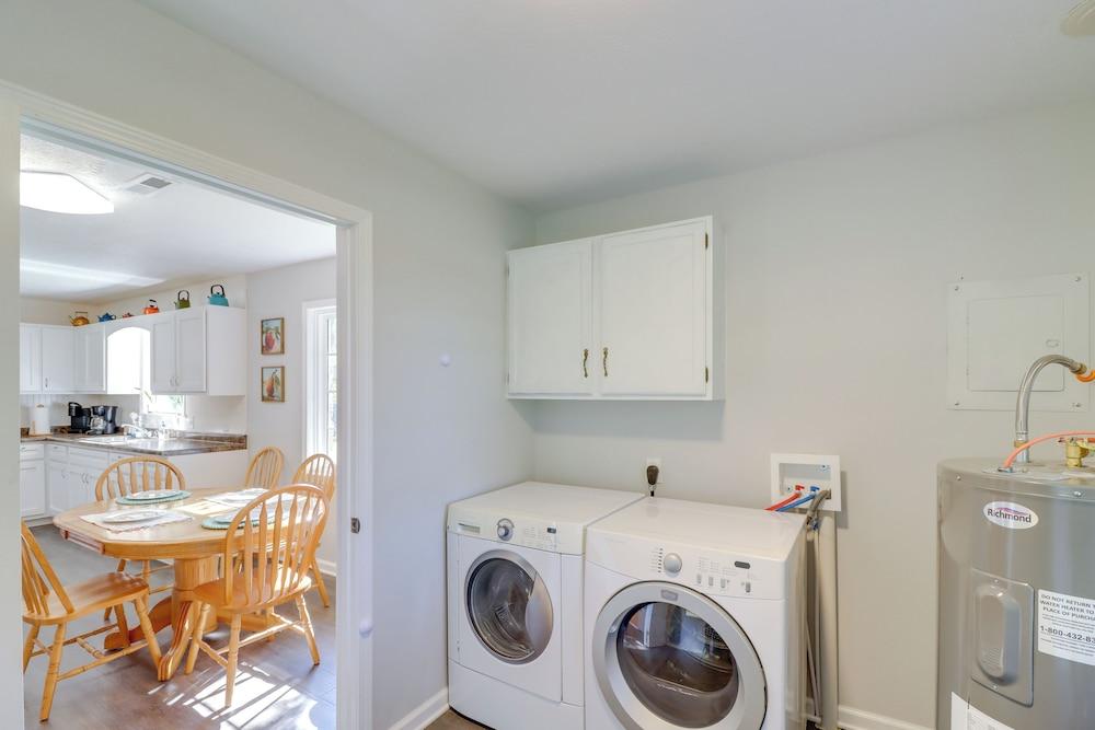 'the Old Parsonage' Pindall House w/ Patio!