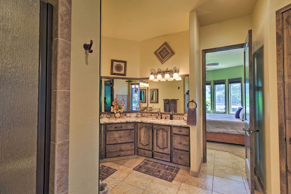 Centrally Located: Lavish Pinetop Paradise!