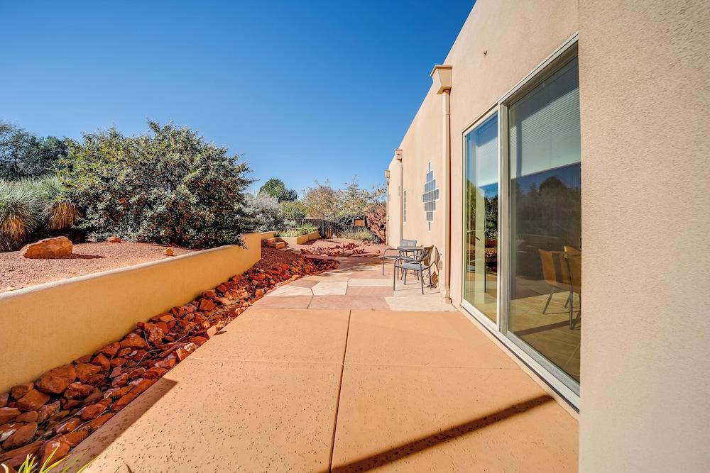 Red Rock Mtn View & Fire Pit: Central Sedona Home!