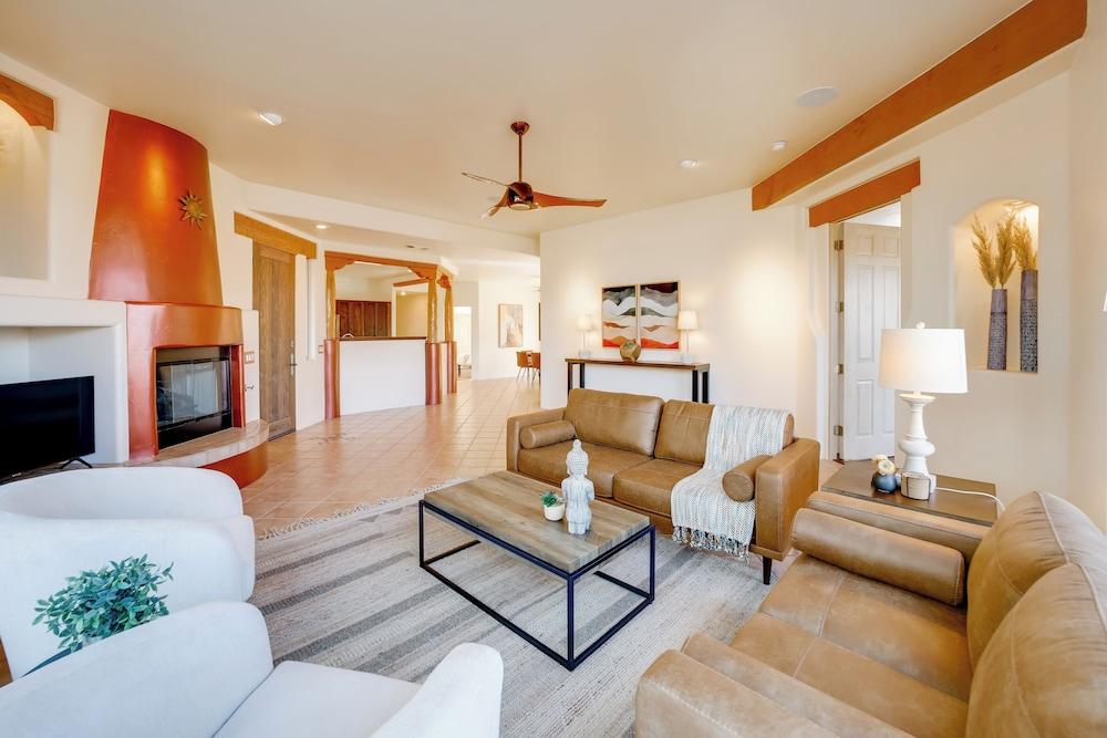 Red Rock Mtn View & Fire Pit: Central Sedona Home!