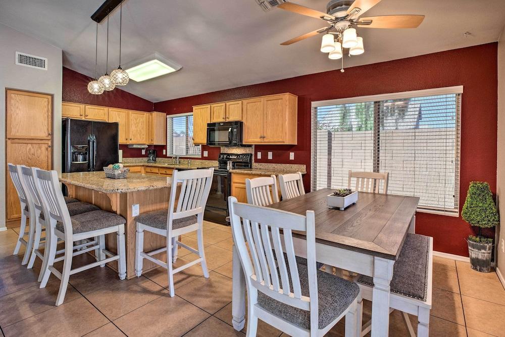 Outdoor Kitchen, Heated Pool: Gilbert Retreat!