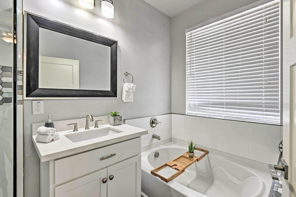 7 Mi to Dtwn Phoenix: Home w/ Patio & Yard