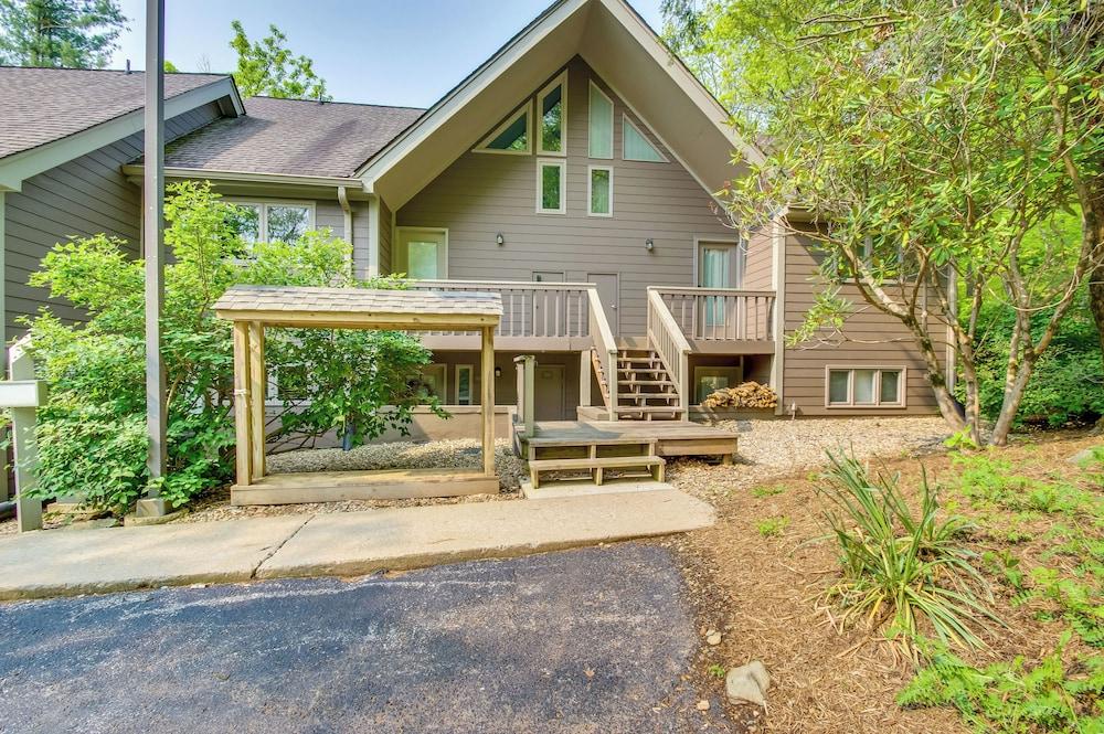 Second-floor Condo w/ Community Pool Access!