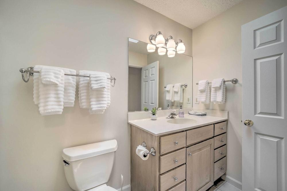 Scenic Sapphire Condo w/ Deck + Gas Grill!