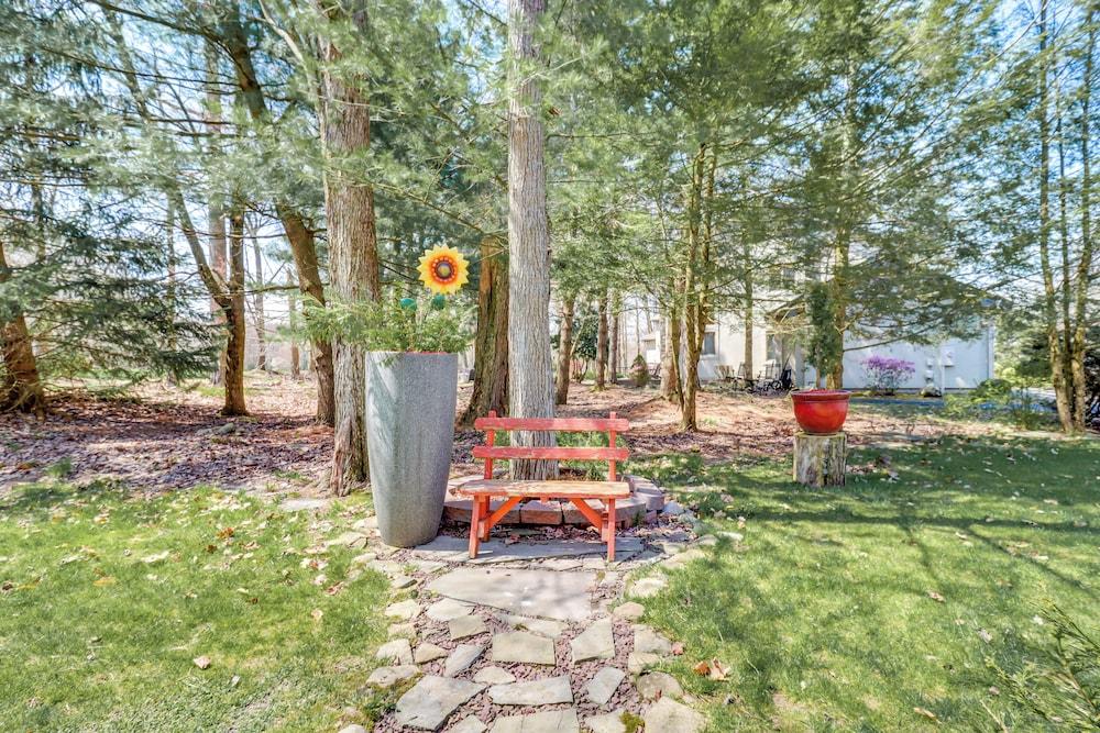 Fire Pit & Bbq: Elegant Split Rock Resort Getaway!