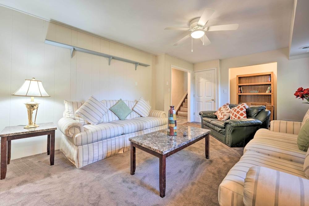 Granger 'hedge House' w/ Sunroom & Yard Games