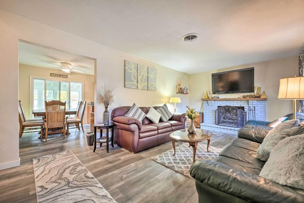 Granger 'hedge House' w/ Sunroom & Yard Games