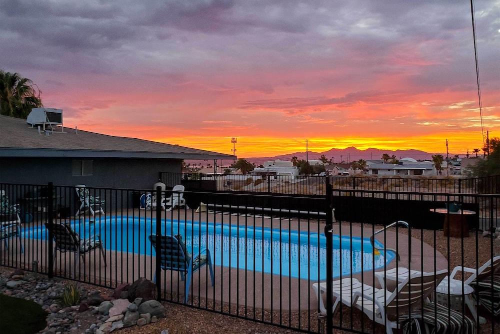 4 Mi to Beach: Lake Havasu Apartment w/ Pool!