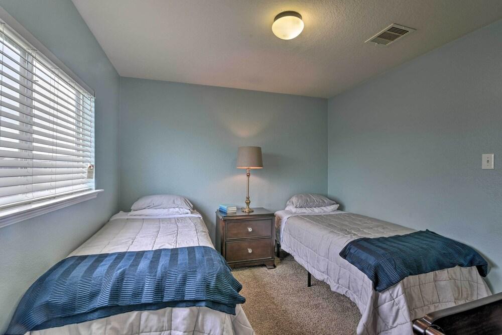 Houston Family Home w/ Yard ~ 8 Mi to NRG Stadium!