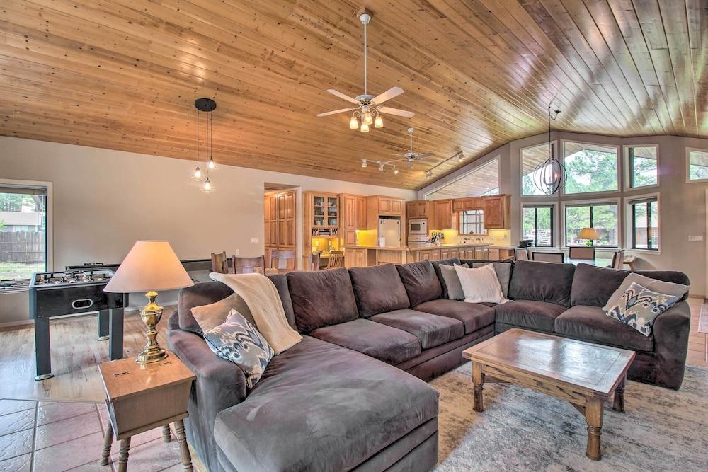 Yard, Grill & Games: Spacious Cabin in Lakeside!