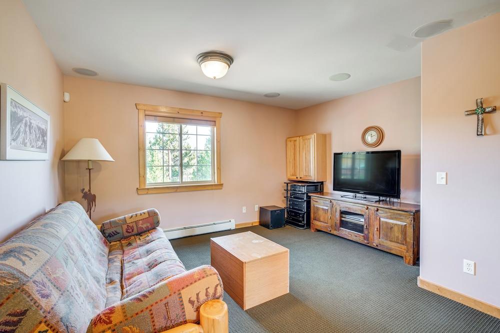 2 Mi to Frisco Slopes: Cozy Retreat w/ Mtn Views!