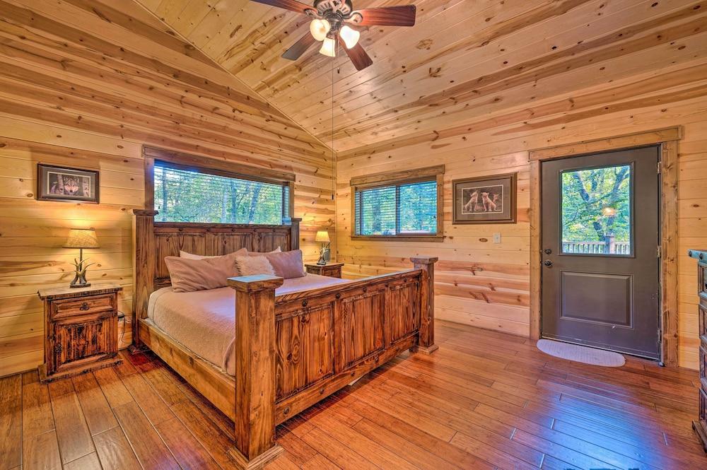 Creekside Broken Bow Cabin w/ Hot Tub & Fire Pit!