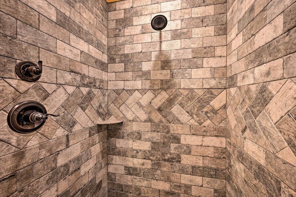 Creekside Broken Bow Cabin w/ Hot Tub & Fire Pit!