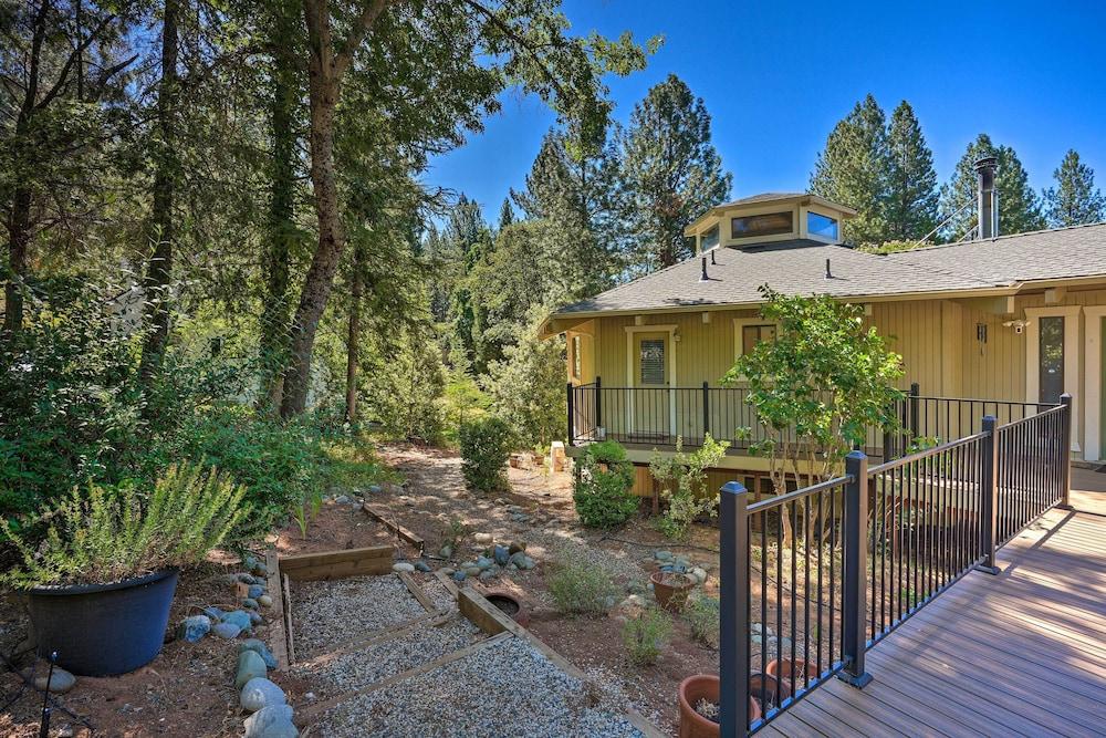 Deck & Grill: Camino Home in Wine Country!