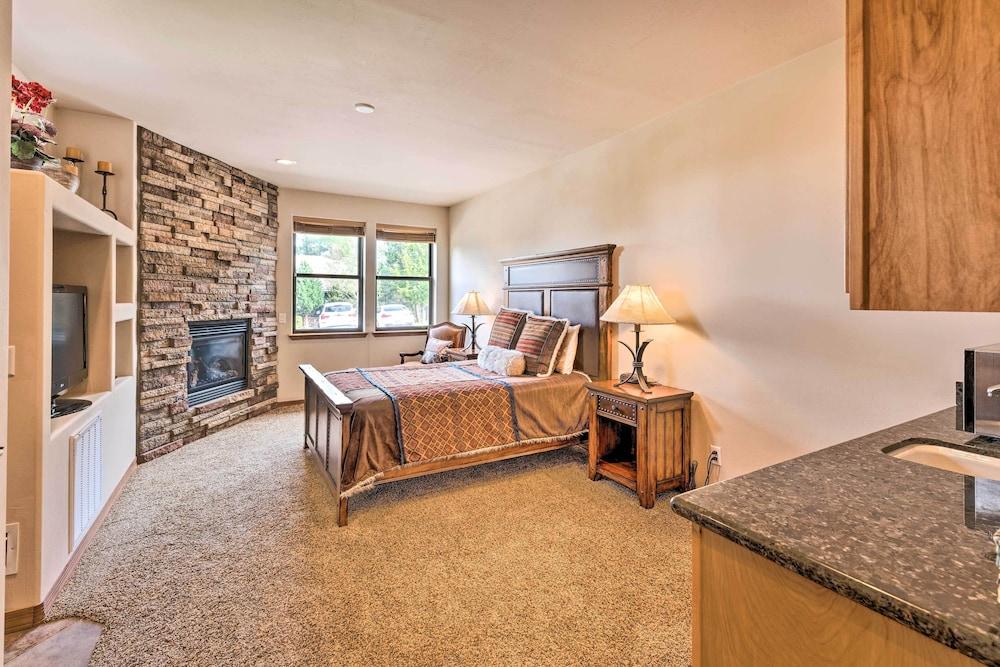 Unwind Fireside: Dog-friendly Show Low Townhome!