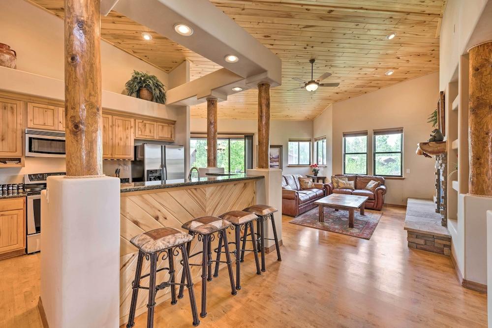 Unwind Fireside: Dog-friendly Show Low Townhome!