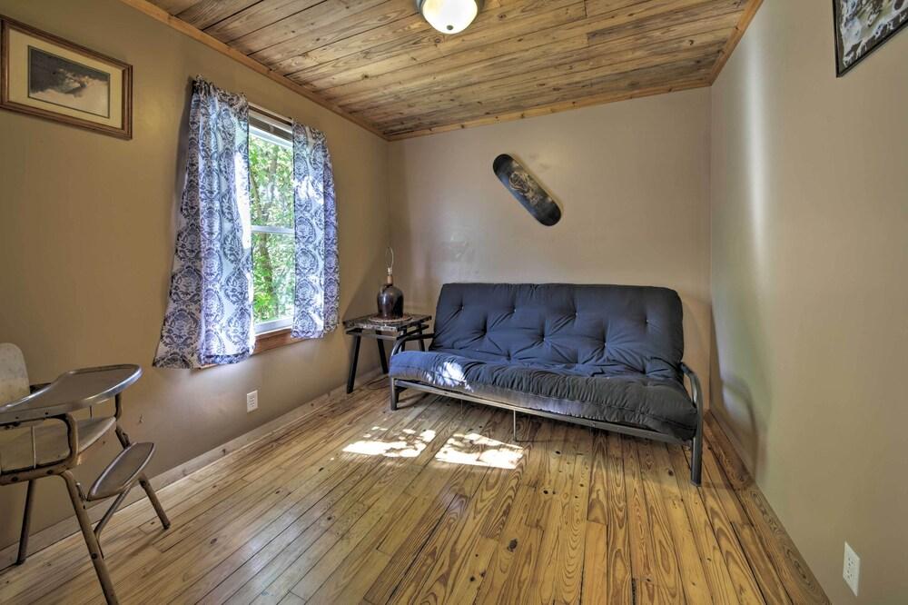 Pet-friendly Cottage w/ Fire Pit - 3 Mi to Siu!