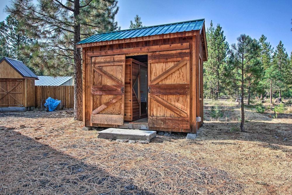 Snow Pine Retreat - Remote Crescent Log Cabin!