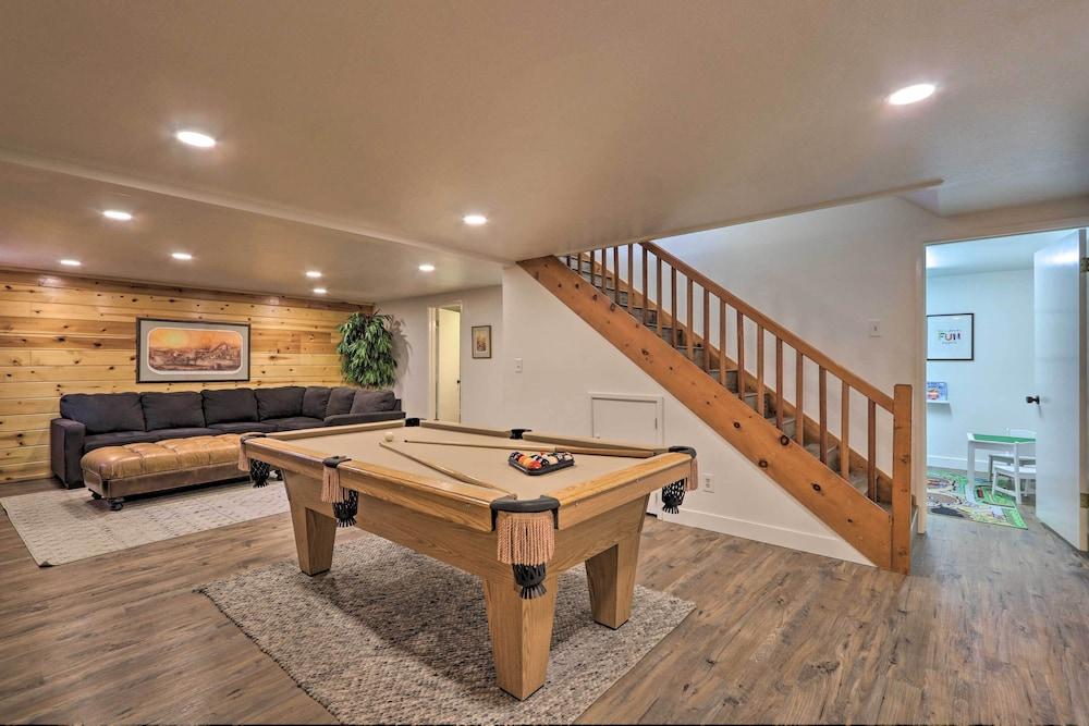 Deck, Games & Fire Pit: Modern Pine Cabin!