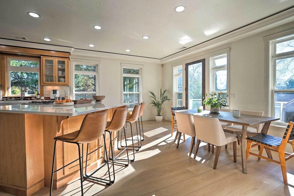 Luxe Getaway w/ Riverfront Views in Grants Pass!