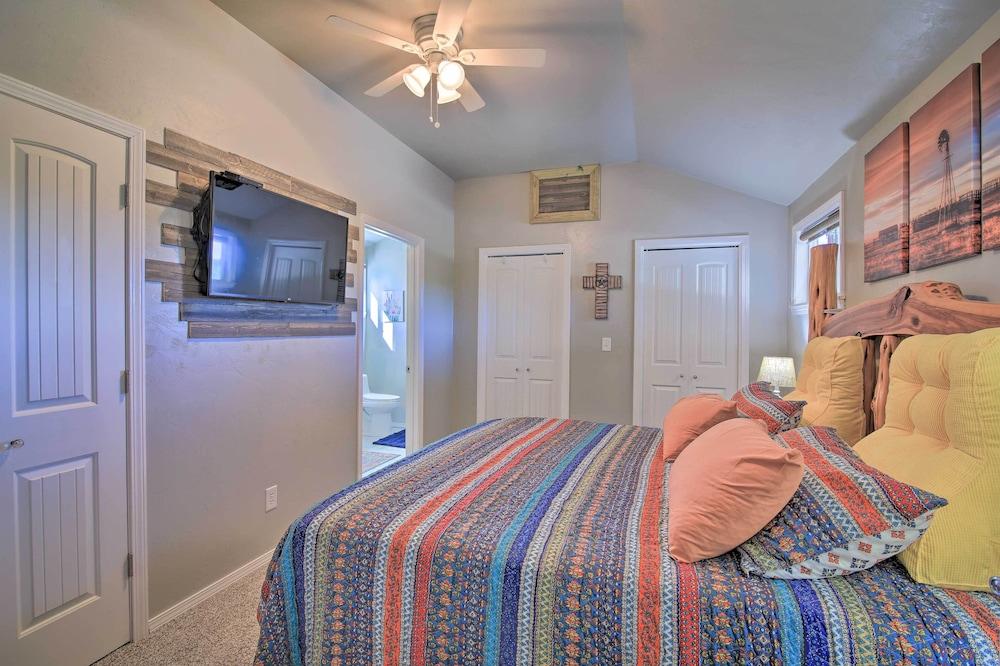 Updated Cabin w/ Fire Pit - 1 Mile From Downtown!