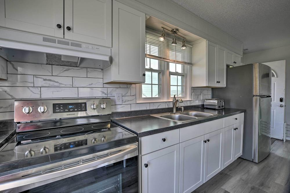 Oak Island Beach Abode w/ Deck: Walk to Shore!