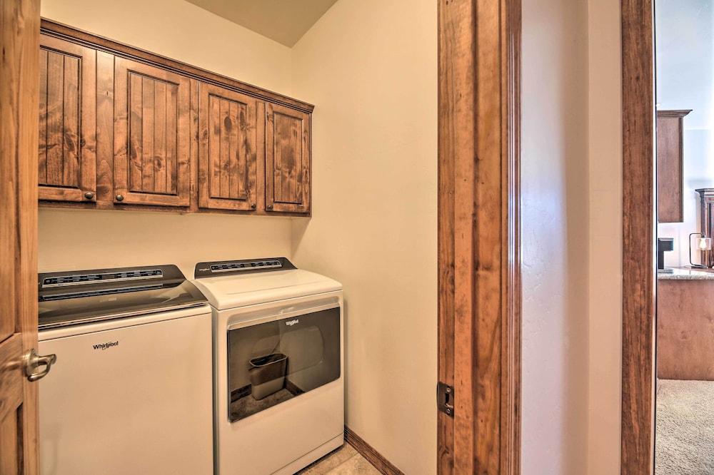 Patio, Deck & Grill: Spacious Show Low Home!