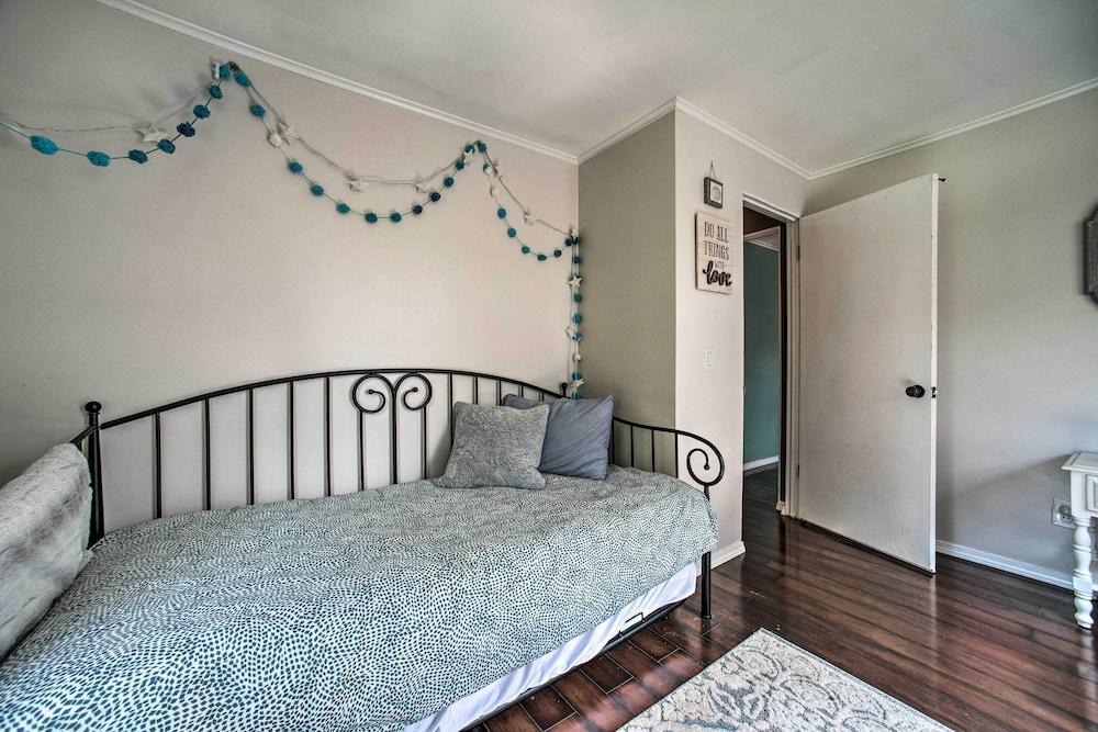 Lake Huron Cottage: Fire Pit, Steps to Beach!