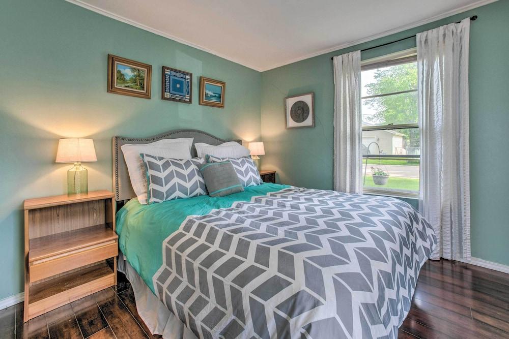 Lake Huron Cottage: Fire Pit, Steps to Beach!