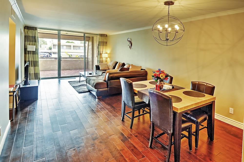 < 1 Mi to Old Town: Modern Condo w/ Balcony