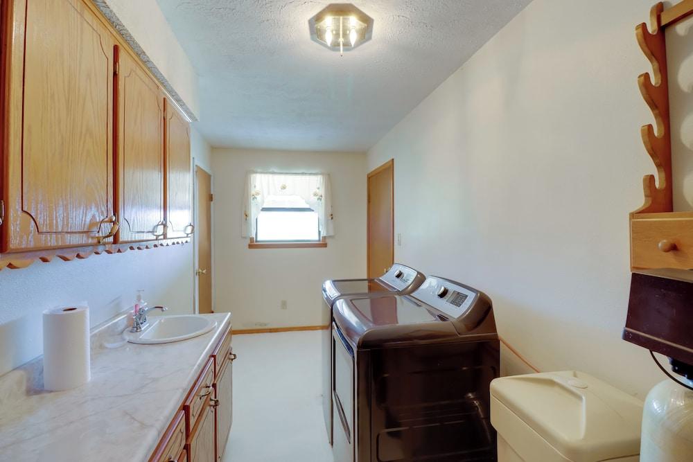 Charming Mountain Home Getaway w/ Gas Grill!