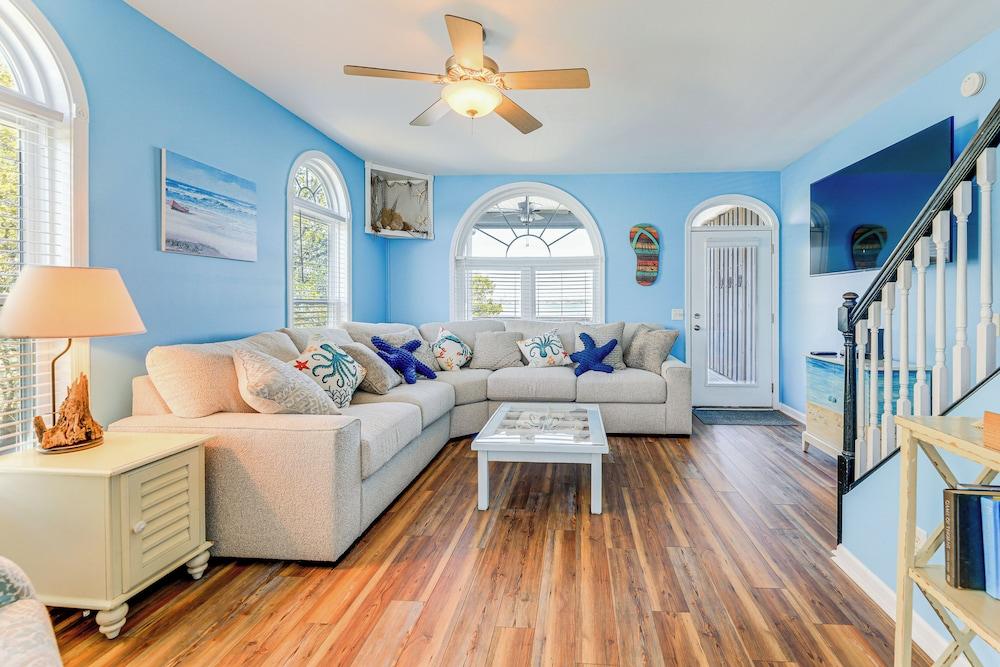 Waterfront Emerald Isle Home w/ Dock Access!