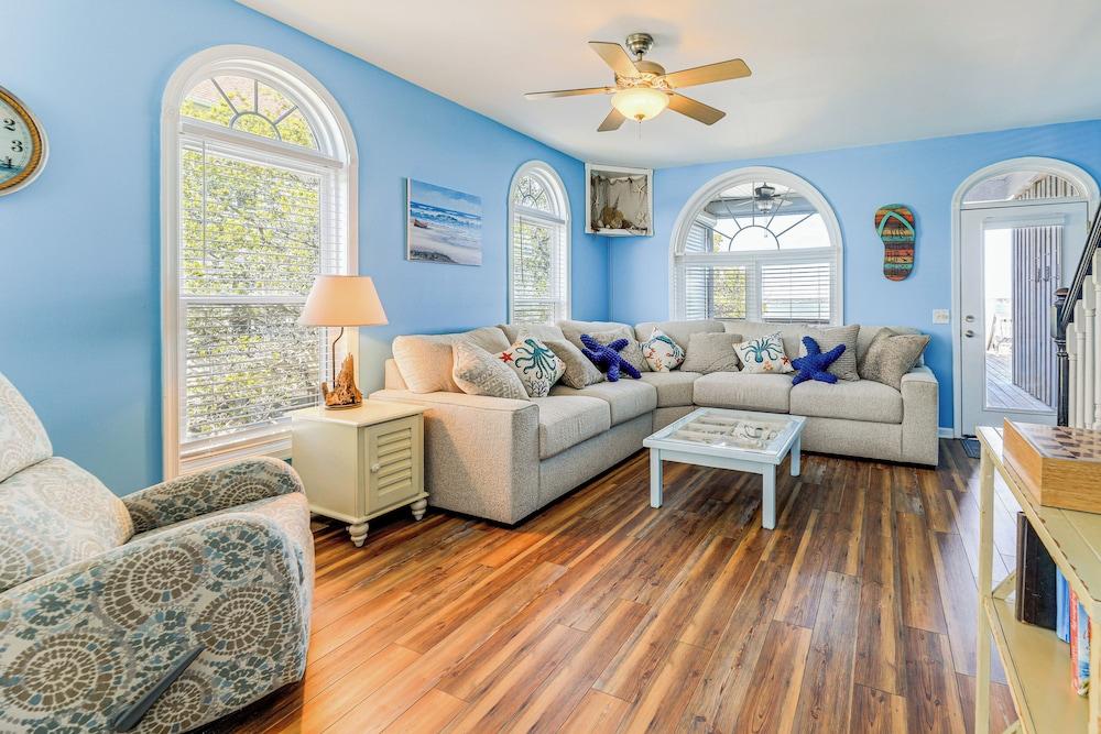 Waterfront Emerald Isle Home w/ Dock Access!