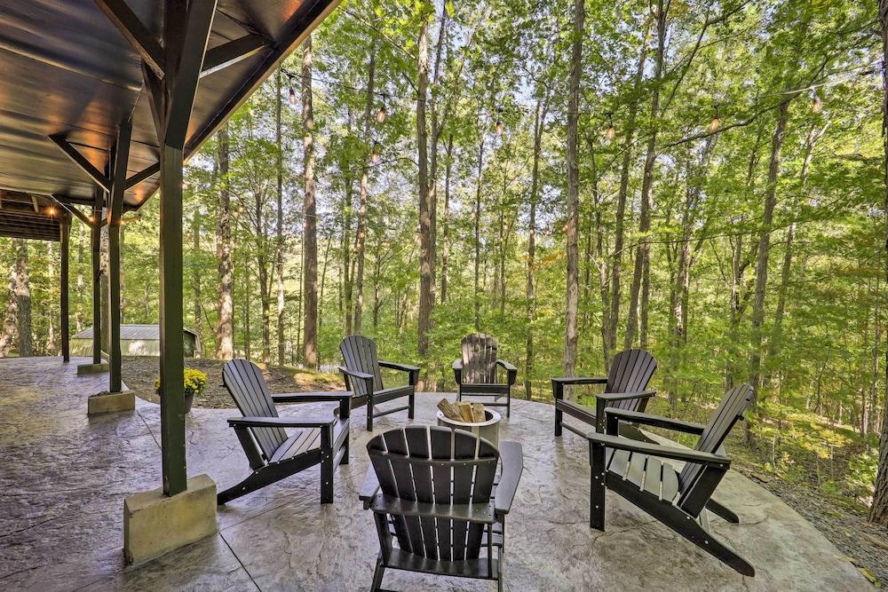 Peaceful Boone Cabin w/ Deck & Forest Views!