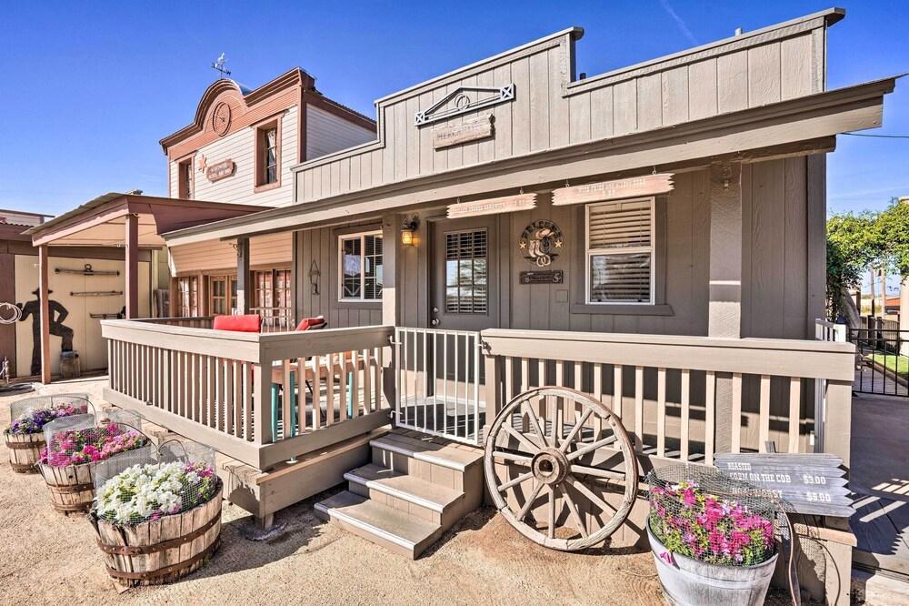 Western-style Phoenix Home: 15 Mi to Lake Pleasant