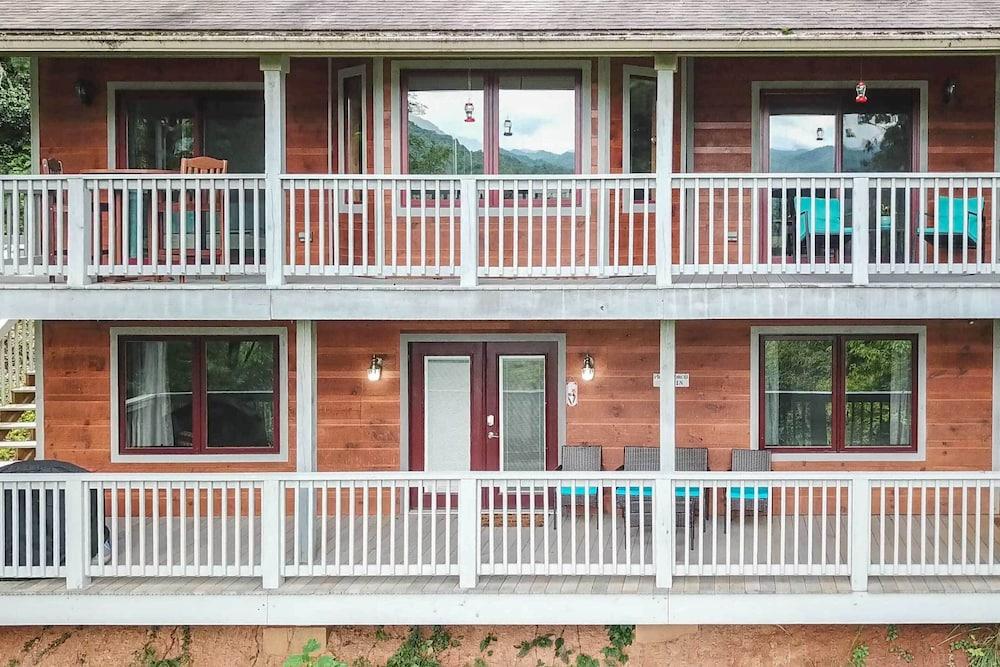 Serene Escape w/ Mountain Views, Near Dtwn!