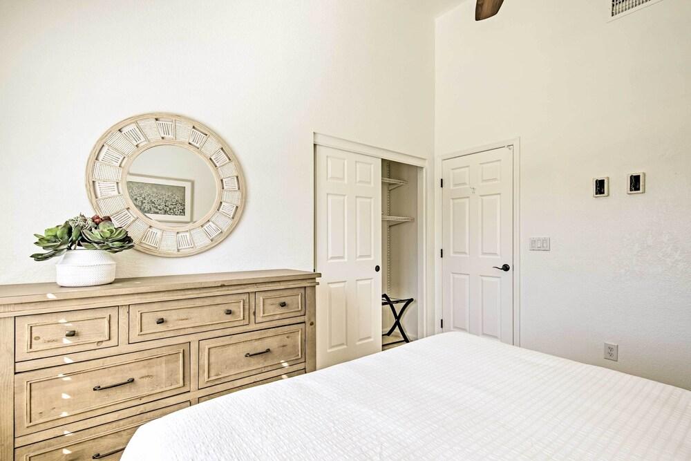 Upscale Phoenix Abode: Walk to South Mountain Park